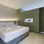 W/king Size Bed Near The Heart Of