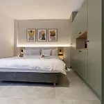 W/king Size Bed Near The Heart Of *