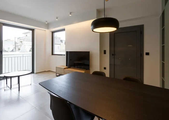 W/king Size Bed Near The Heart Of Kalamata