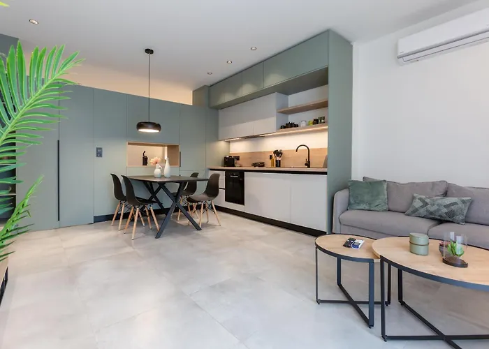 W/king Size Bed Near The Heart Of Apartament