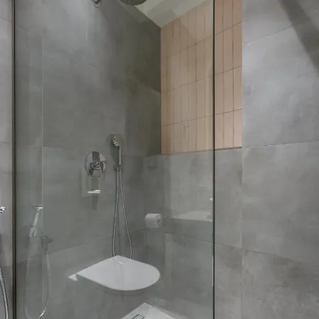 W/king Size Bed Near The Heart Of