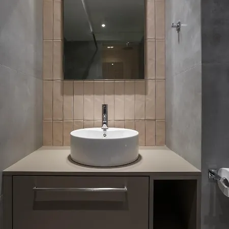 W/king Size Bed Near The Heart Of Appartement *