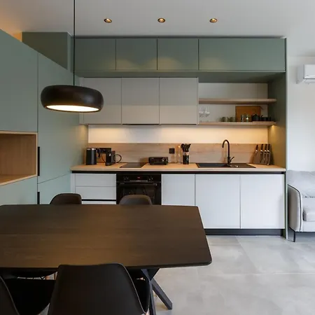 W/king Size Bed Near The Heart Of *