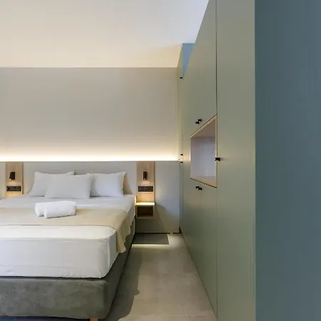 W/king Size Bed Near The Heart Of Calamata