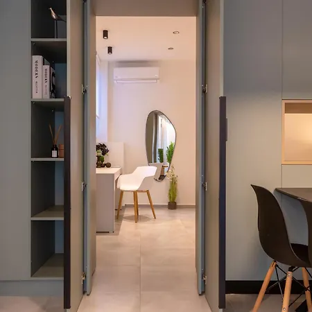 W/king Size Bed Near The Heart Of Calamata