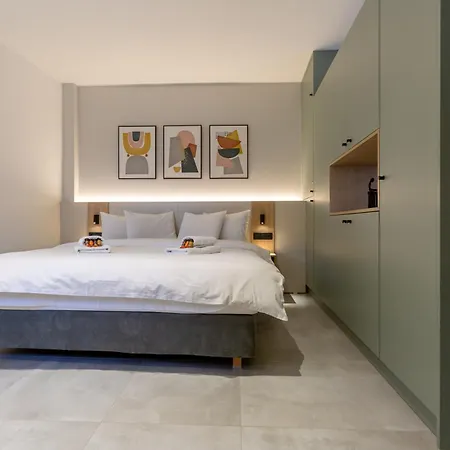 W/king Size Bed Near The Heart Of *