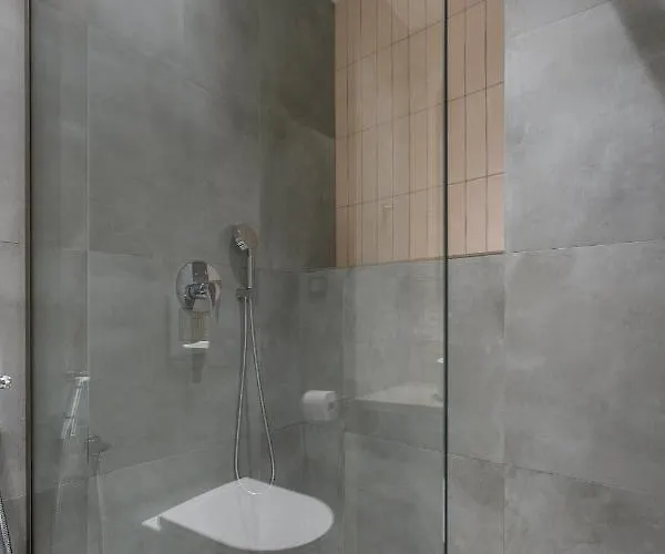 W/king Size Bed Near The Heart Of