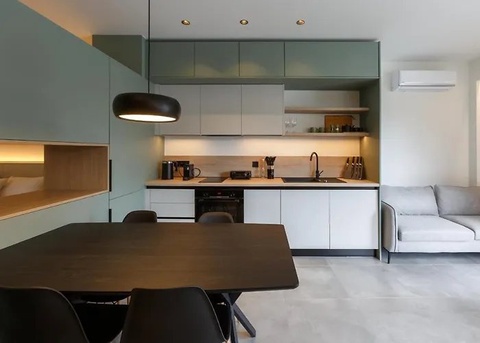 W/king Size Bed Near The Heart Of *